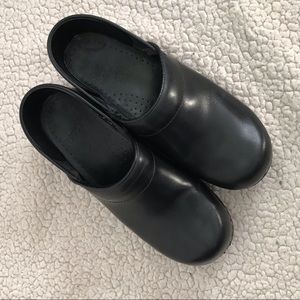 Dansko 38 (7.5-8) black clogs